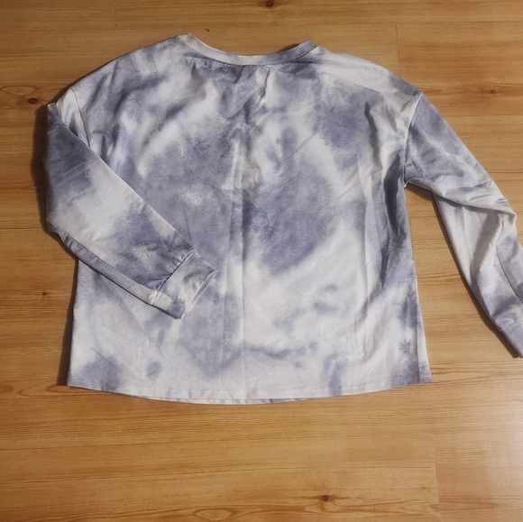 Zulily Women's Blue-Gray Haze Long-sleeved Tie-Dye T-shirt and Shorts Set - Picture 9 of 16